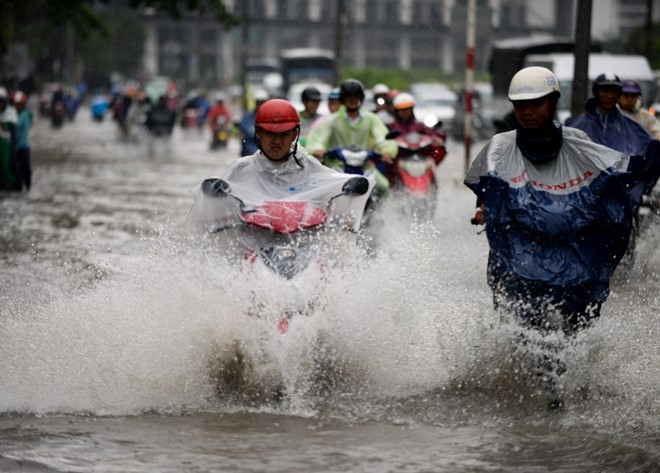 Nguoi dan Sai Gon lai lo duong ngap vi mua lon hinh anh 1