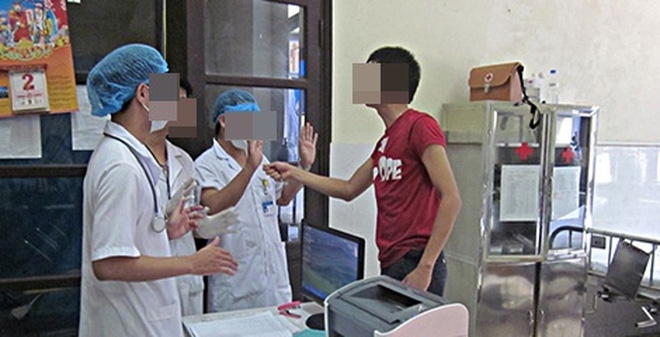 Bác sĩ đến trễ, người nhà bệnh nhân nổi giận và cái kết đau lòng
