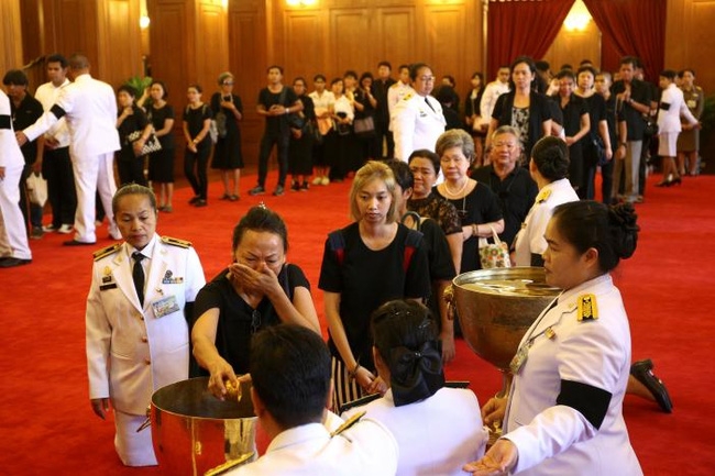 Người dân Thái Lan mắt đỏ hoe, xếp hàng dài chờ viếng Quốc vương Bhumibol - Ảnh 8.