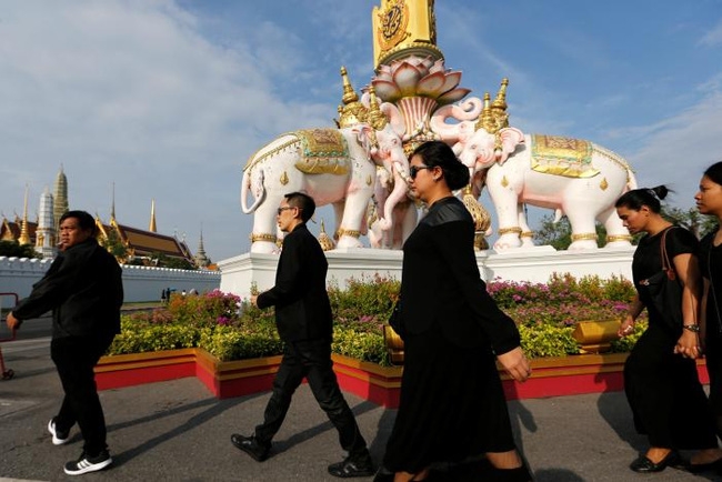 Người dân Thái Lan mắt đỏ hoe, xếp hàng dài chờ viếng Quốc vương Bhumibol - Ảnh 11.