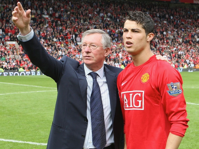 Sir Alex Ferguson từng muốn Ronaldo làm đồng đội của... Messi - Ảnh 1.