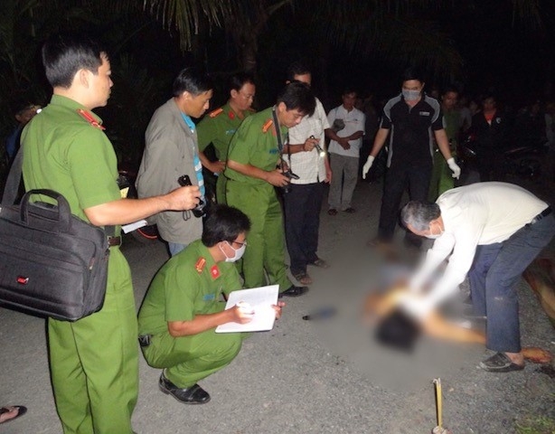 Bat giam 2 thang thieu nien giet nguoi dem trung thu hinh anh 1