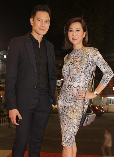 Nữ MC kỳ cựu diện trang phục bó sát