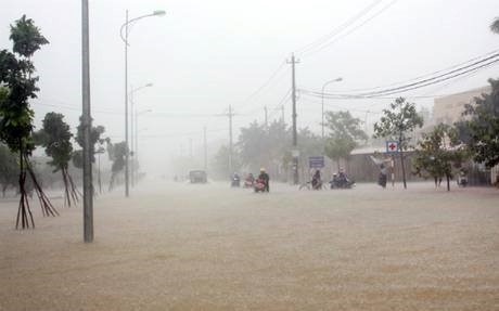 Nguoi dan leo len mai nha tranh lu hinh anh 3