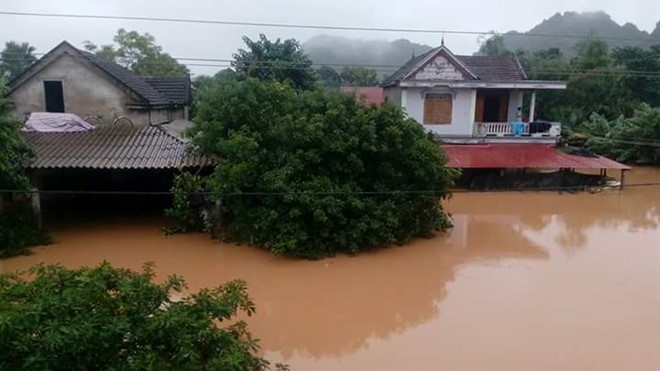 Nguoi dan leo len mai nha tranh lu hinh anh 4