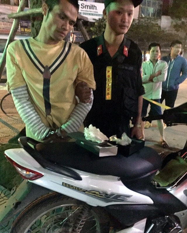 Mới ra tù, Ước điều khiển xe không biển số đi mua ma túy.