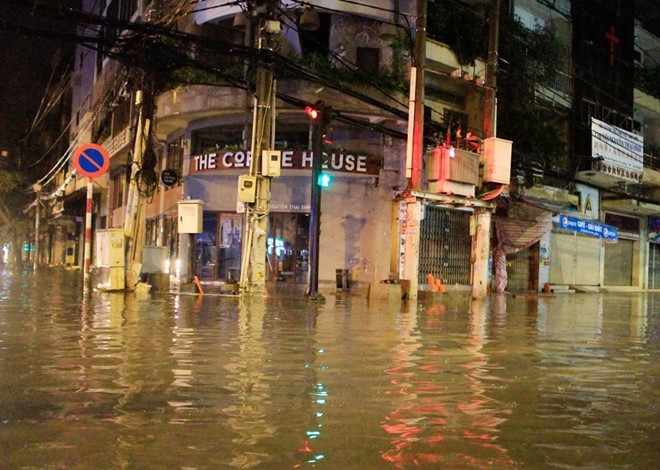 Mua dem, nuoc ngap bua vay quan 1 hinh anh 2