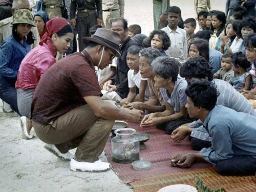 con-nguoi-dang-sau-hinh-anh-khong-bao-gio-cuoi-cua-quoc-vuong-thai-1