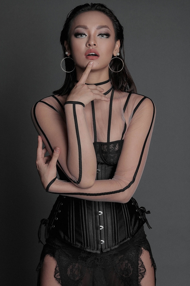 Hoa hậu Mỹ Linh hiền lành giữa dàn mỹ nhân sexy tới bến như Angela Phương Trinh, Mai Ngô, Chi Pu... - Ảnh 6. Hoa hậu Mỹ Linh hiền lành giữa dàn mỹ nhân sexy tới bến như Angela Phương Trinh, Mai Ngô, Chi Pu... - Ảnh 6.