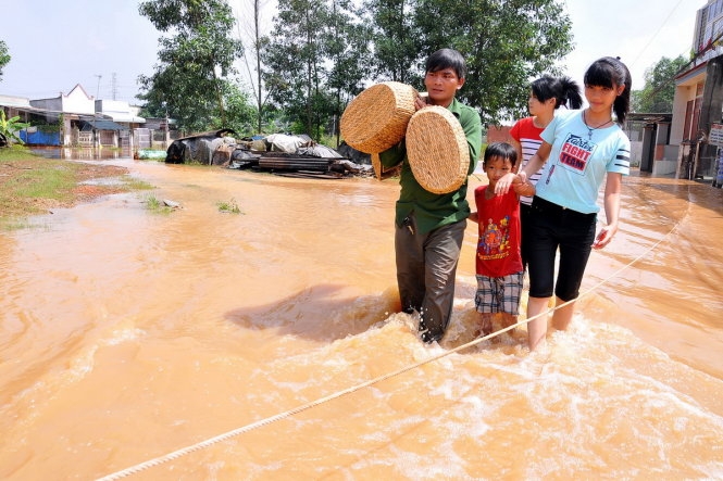 Lũ dâng ngang hông, hơn 2.200 học sinh Biên Hòa nghỉ học  