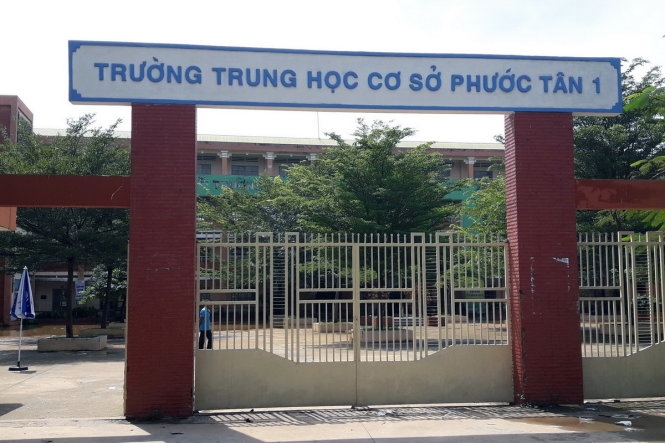 Lũ dâng ngang hông, hơn 2.200 học sinh Biên Hòa nghỉ học  
