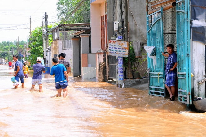Lũ dâng ngang hông, hơn 2.200 học sinh Biên Hòa nghỉ học  