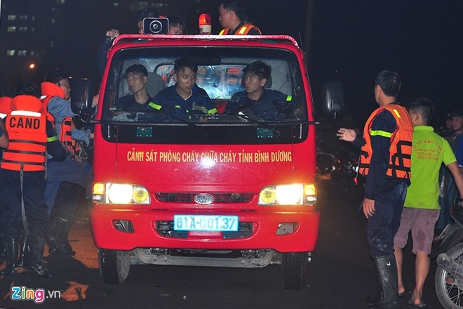 Trang dem tim kiem be trai bi nuoc cuon xuong cong hinh anh 2