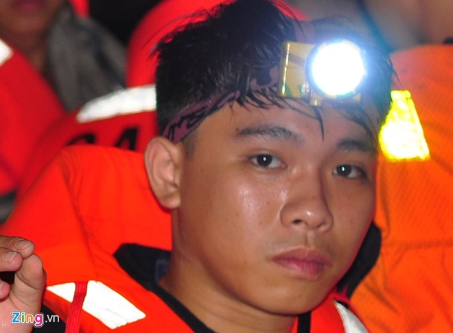Trang dem tim kiem be trai bi nuoc cuon xuong cong hinh anh 6