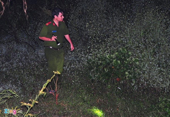 Trang dem tim kiem be trai bi nuoc cuon xuong cong hinh anh 9