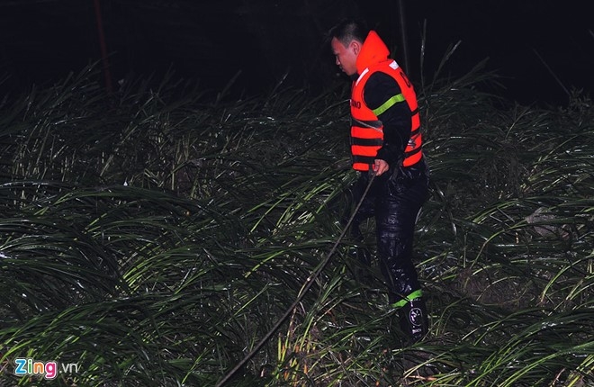 Trang dem tim kiem be trai bi nuoc cuon xuong cong hinh anh 10