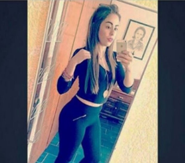 Co gai chup selfie tai dam tang ong bi dan mang chi trich hinh anh 2