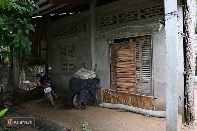 Trong căn nhà tuềnh toàng đến xác xơ của Tùng Sơn ở quê, bố mẹ đang lo lắng vì không liên lạc được với con - Ảnh 4.
