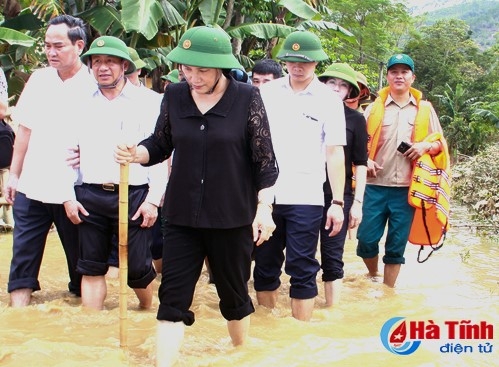 Chu tich Quoc hoi tham nguoi dan vung lu hinh anh 1