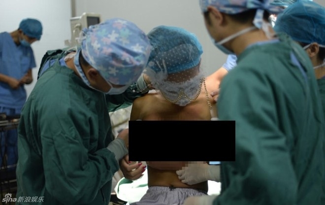 Nguoi mau 21 tuoi Trung Quoc phat truc tiep canh nang nguc hinh anh 4