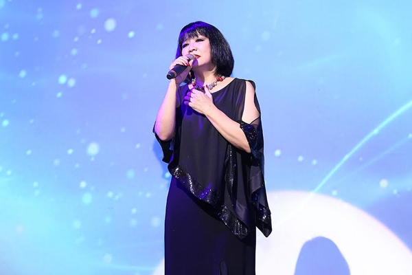 thu-minh-khen-ho-ngoc-ha-het-loi-khi-song-ca-9