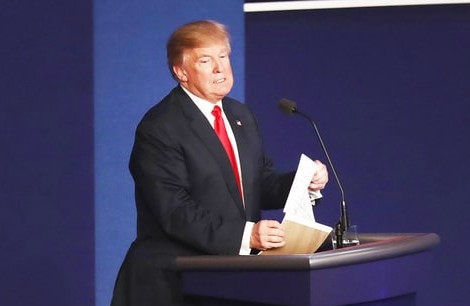 Manh giay Trump tuc gian xe bo sau tranh luan viet gi? hinh anh 2