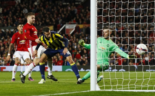 pogba-lap-cu-dup-man-utd-de-bep-doi-cua-van-persie-1