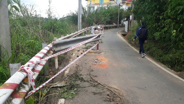 Cơ quan chức năng đã căng dây, lập rào chắn cảnh báo nguy hiểm trên đường Đặng Thái Thân- Đà Lạt