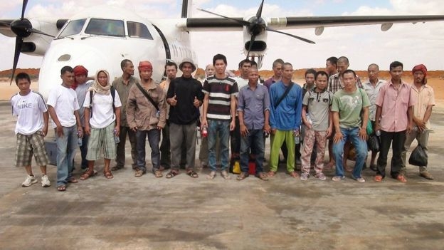  Nhóm thủy thủ sau khi được thả ra. Ban đầu họ có 29 người, sau 1 người chết trong lúc tàu bị cướp và 2 người khác thiệt mạng trong lúc bị giam cầm. Ảnh: AP 