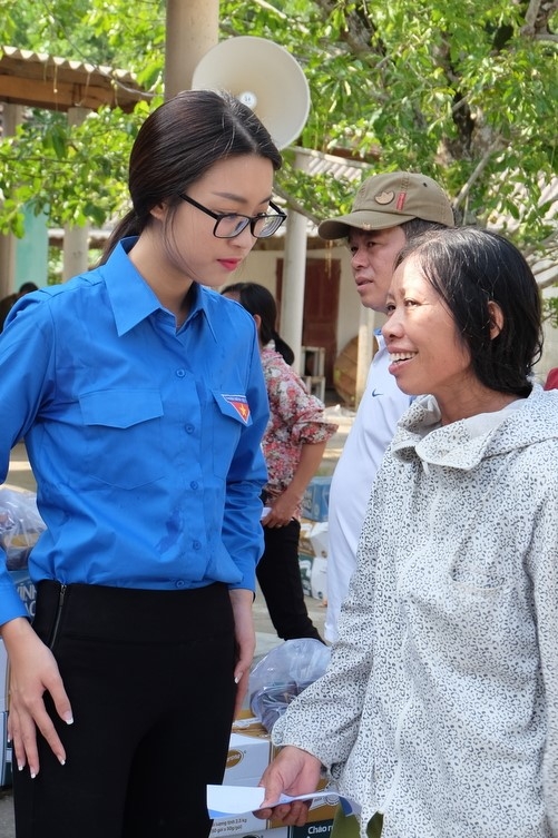 Hoa hau My Linh, a hau Thanh Tu den mien Trung lam tu thien hinh anh 2