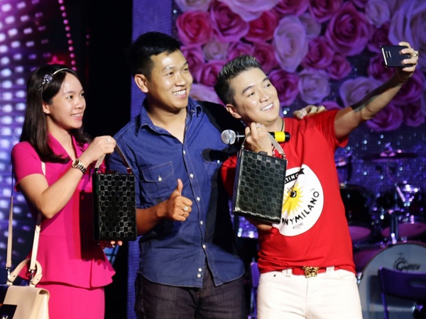 mr-dam-ban-dau-gia-chiec-tui-xach-duoc-250-trieu-dong-3