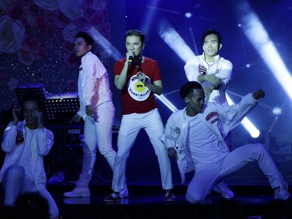 mr-dam-ban-dau-gia-chiec-tui-xach-duoc-250-trieu-dong-4