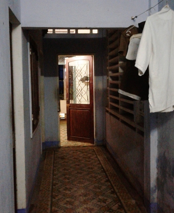 Nam thanh niên phê ma túy cầm dao đập vỡ cửa kính, mở chốt xông vào phòng sinh viên khiến cả khu nhà trọ hoảng loạn