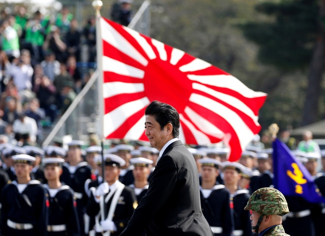 Thủ tướng Shinzo Abe tham dự lễ duyệt binh của lực lượng SDF Nhật Bản.