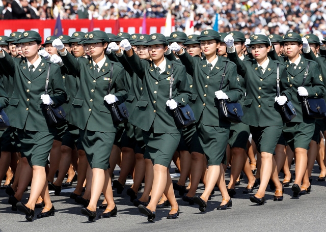 Lực lượng binh sĩ nữ của SDF duyệt binh qua lễ đài.