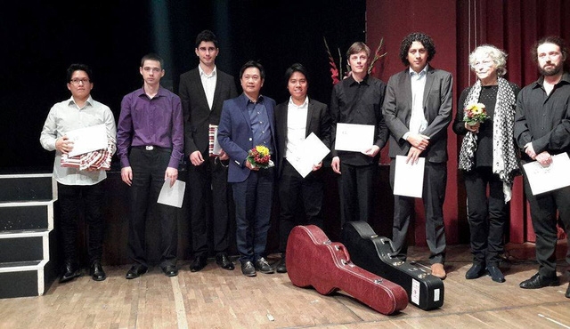  Tuấn An đứng cạnh Giáo sư - Nhạc sĩ Đặng Ngọc Long (Hiệu trưởng Trường Âm nhạc Berlin - Gesundbrunnen, đồng thời là Chủ tịch Hội đồng Giám khảo cuộc thi) 