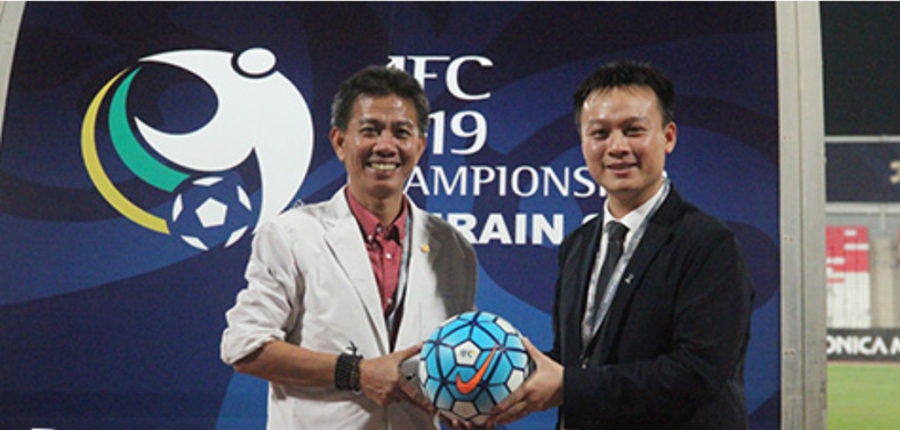 HLV Hoàng Anh Tuấn và đại diện VFF nhận trái bóng từ Liên đoàn bóng đá châu Á (AFC). 