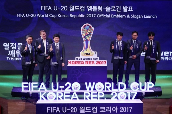 AFC tang VFF trai bong dua U19 Viet Nam du World Cup hinh anh 1