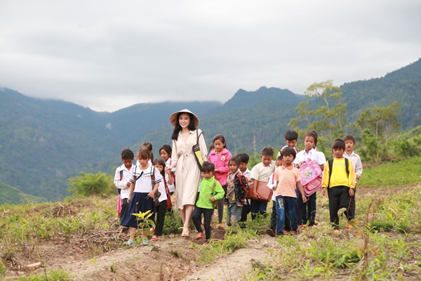 Angela Phương Trinh tiết lộ những cảnh quay trầy da tróc vảy trên cao nguyên - Ảnh 1. Angela Phương Trinh tiết lộ những cảnh quay trầy da tróc vảy trên cao nguyên - Ảnh 1.