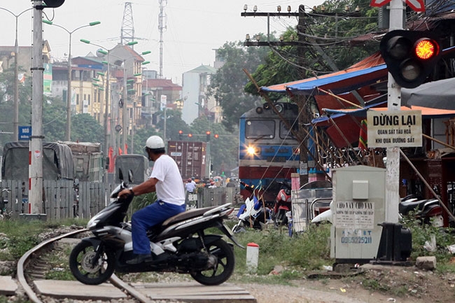anh: tau hoa sam sap lao toi, dan van vo tu vuot duong ray hinh anh 1