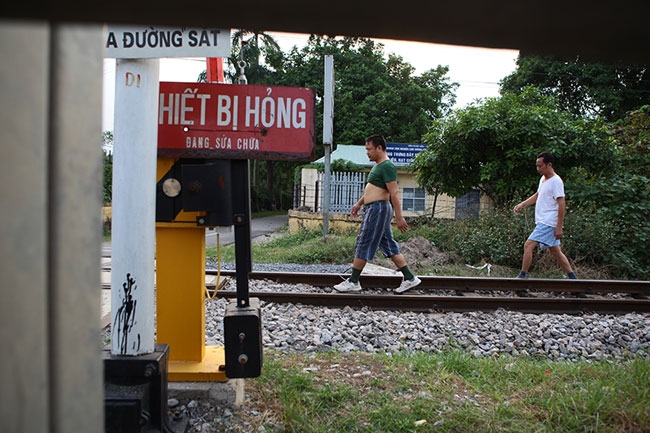 anh: tau hoa sam sap lao toi, dan van vo tu vuot duong ray hinh anh 3