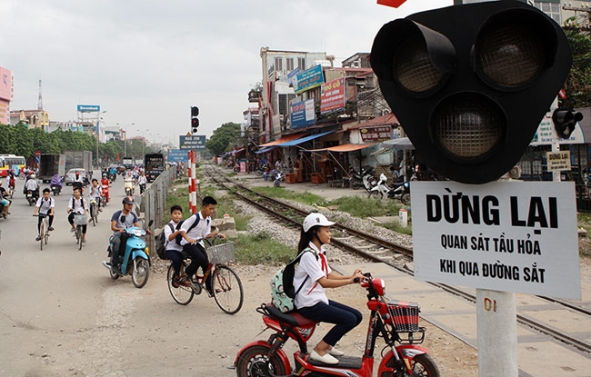 anh: tau hoa sam sap lao toi, dan van vo tu vuot duong ray hinh anh 4