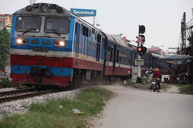 anh: tau hoa sam sap lao toi, dan van vo tu vuot duong ray hinh anh 6