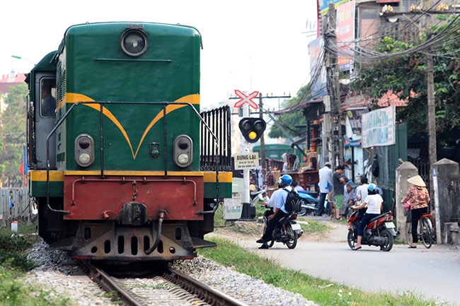 anh: tau hoa sam sap lao toi, dan van vo tu vuot duong ray hinh anh 7