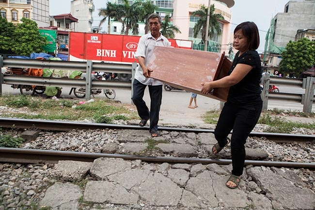 anh: tau hoa sam sap lao toi, dan van vo tu vuot duong ray hinh anh 8