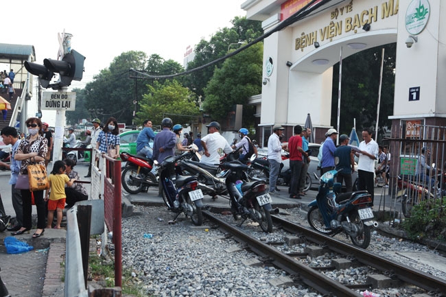 anh: tau hoa sam sap lao toi, dan van vo tu vuot duong ray hinh anh 9