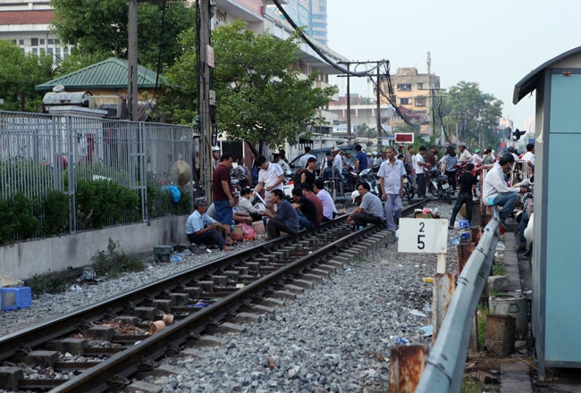 anh: tau hoa sam sap lao toi, dan van vo tu vuot duong ray hinh anh 10