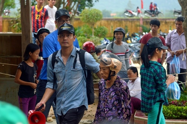 mc phan anh len tieng vu thon thu tien cuu tro cua dan roi chia lai hinh anh 2