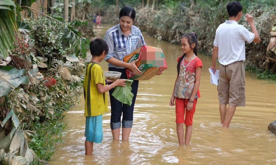 mc phan anh len tieng vu thon thu tien cuu tro cua dan roi chia lai hinh anh 3