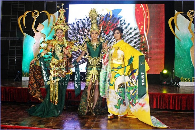  Ba hoa hậu giành huy chương vàng, bạc và đồng phần thi trình diễn trang phục dân tộc của nhóm thí sinh khu vực châu Á và Châu Đại Dương 